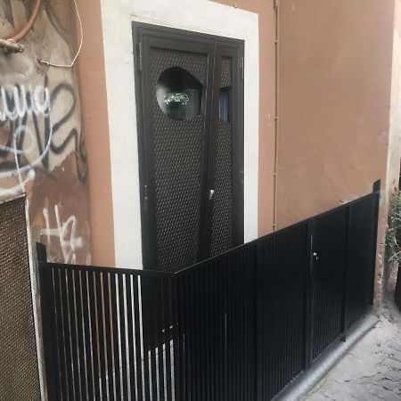 The Essential Trastevere Design Studio Рим Экстерьер фото
