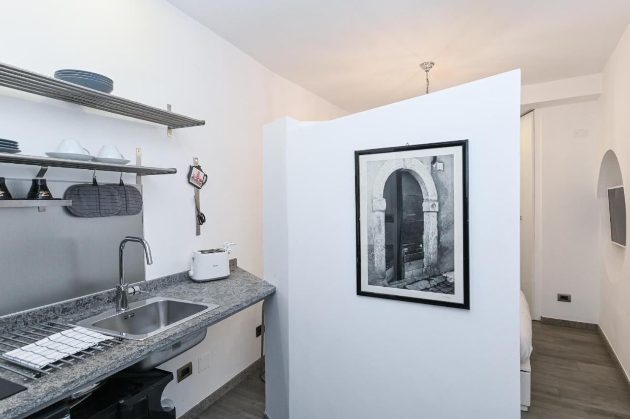 The Essential Trastevere Design Studio Рим Экстерьер фото