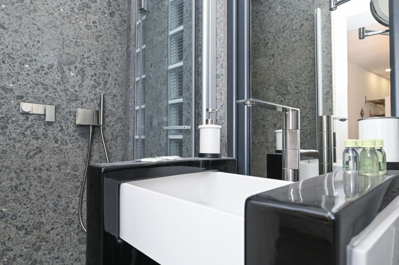 The Essential Trastevere Design Studio Рим Экстерьер фото