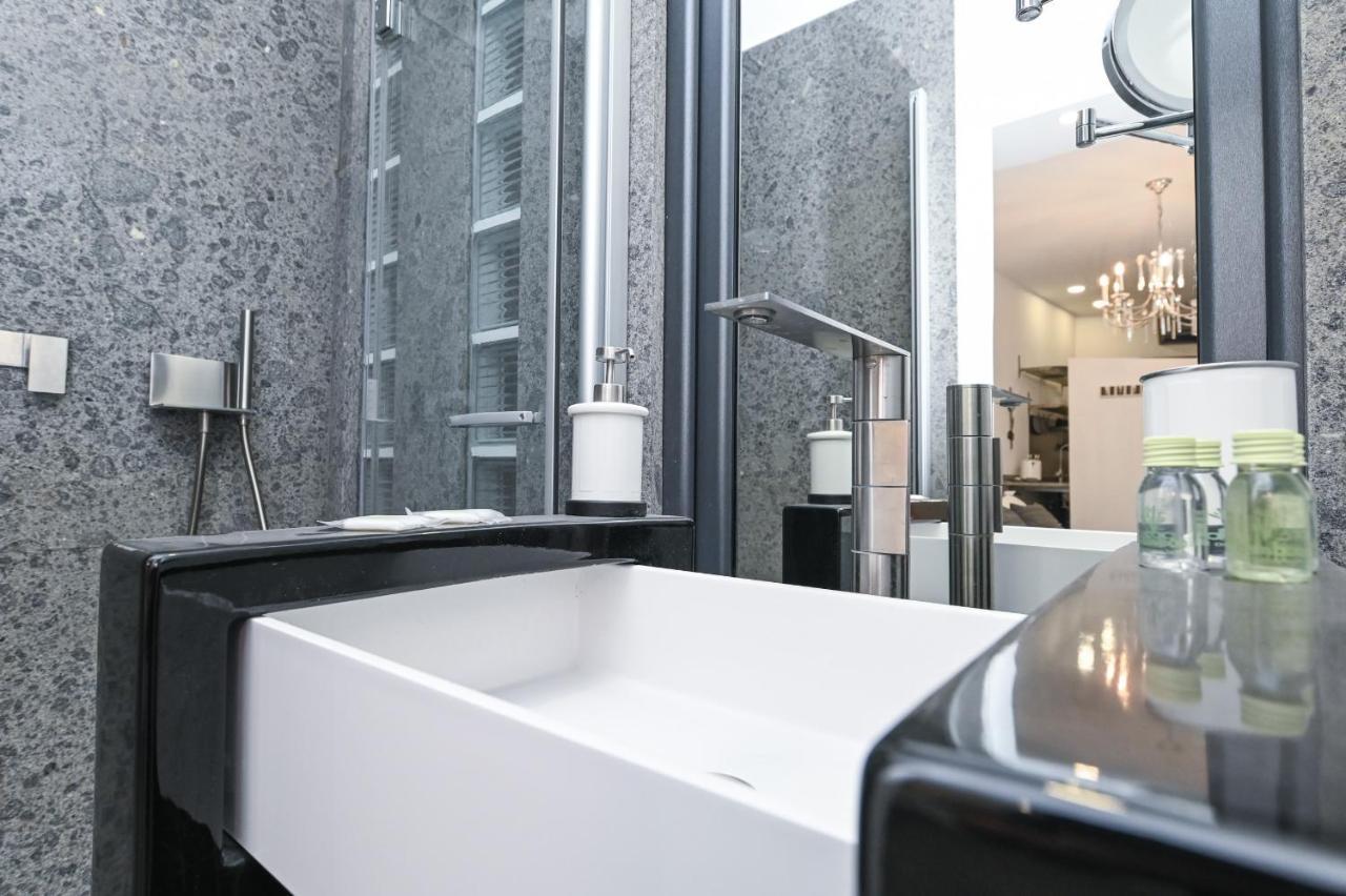 The Essential Trastevere Design Studio Рим Экстерьер фото