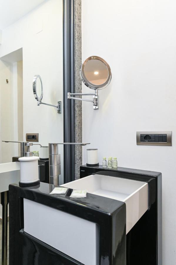 The Essential Trastevere Design Studio Рим Экстерьер фото